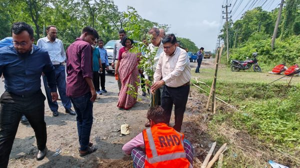 ছবিতে সওজ সচিব ড. মোহাম্মদ জিয়াউল হক